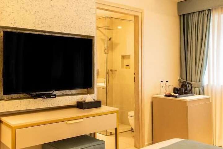 Room 8 of 18