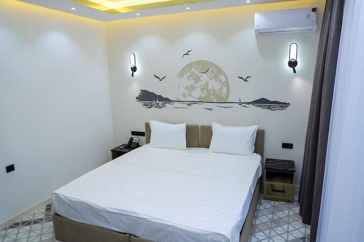 Room 3 of 33