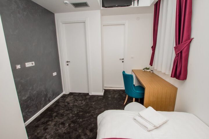 Room 35 of 76