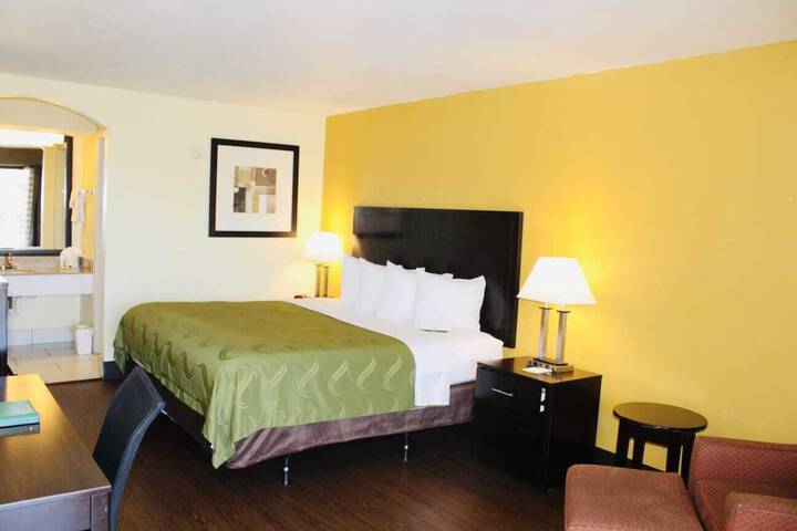 1 King Bed Accessible (13 of 21)