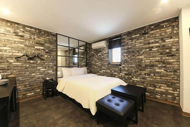 Room 33 of 53