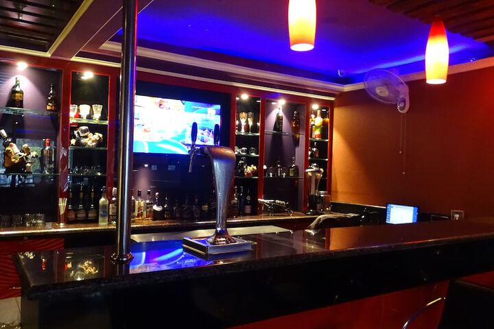 Lounge 12 of 14