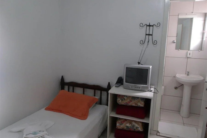 Room 6 of 16