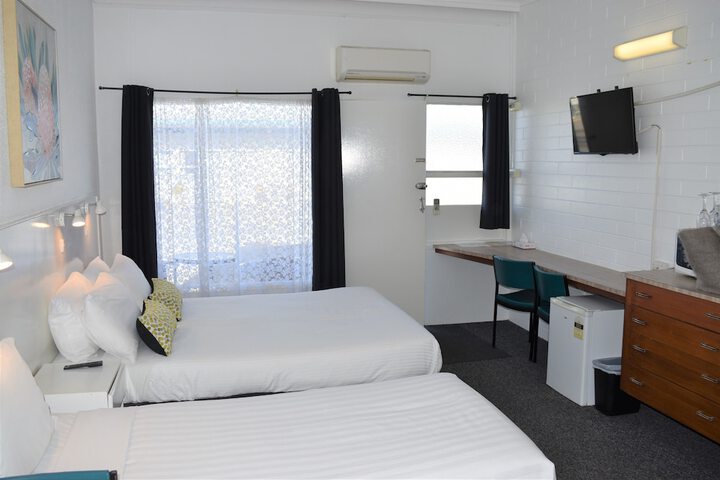 Room 12 of 118