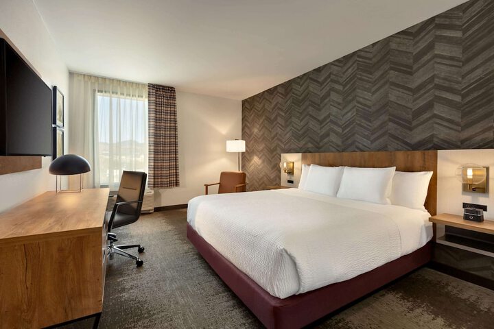 1 King Bed (9 of 16)