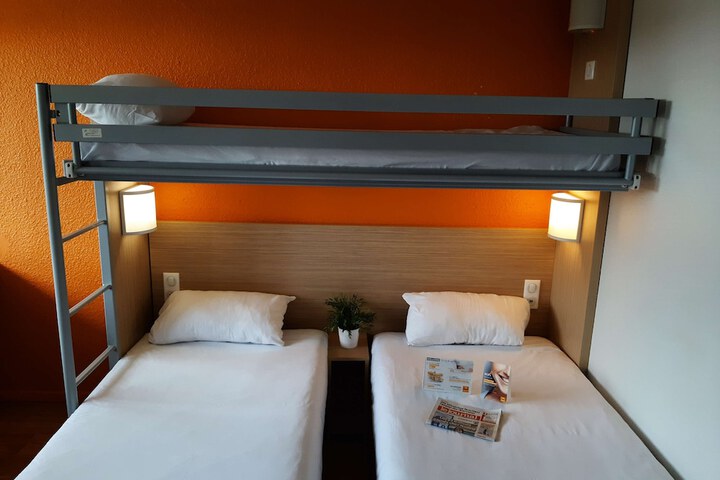 Room 15 of 48