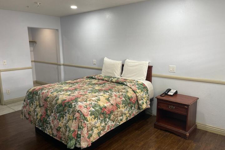 1 Queen Bed (5 of 12)