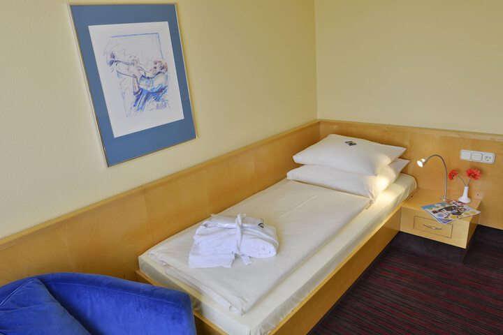 Room 9 of 99