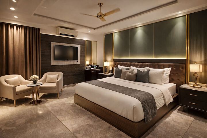 Room 6 of 10