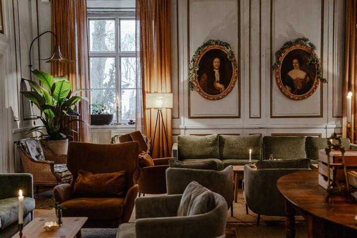 Lounge 74 of 106