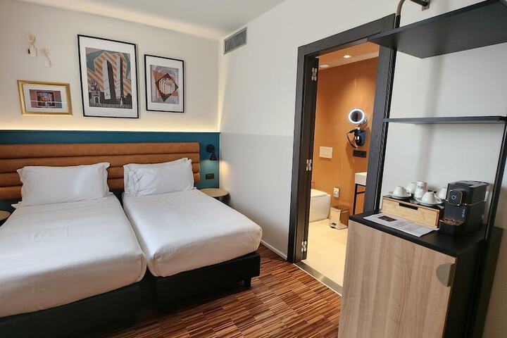 Room 9 of 42