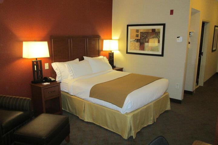 2 Queen Beds (4 of 13)
