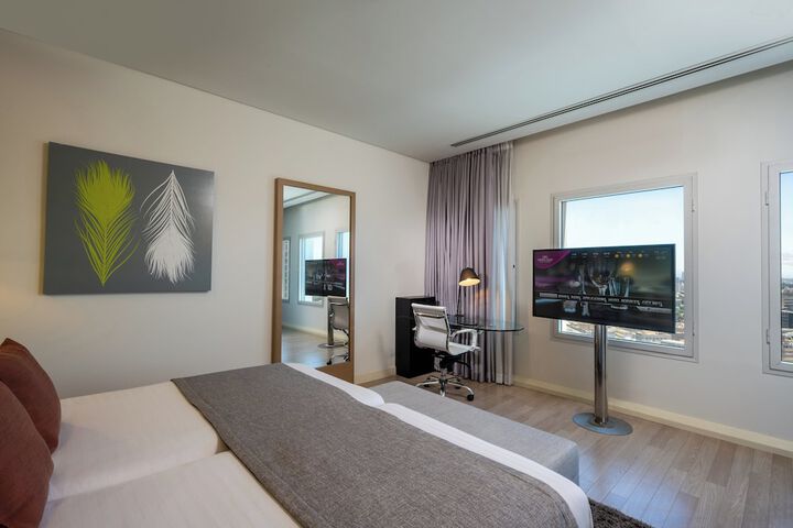 Room 25 of 143