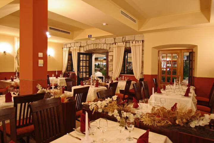 Dining 39 of 49