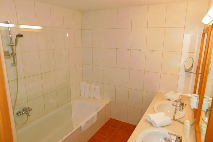 Room 8 of 22