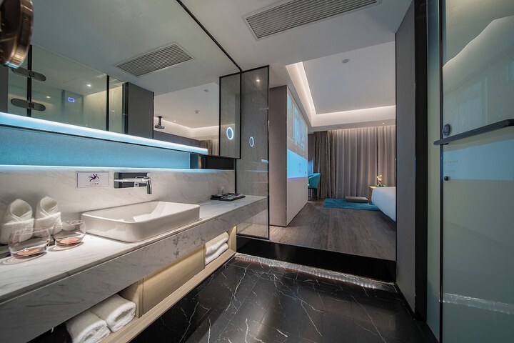 Room 6 of 39