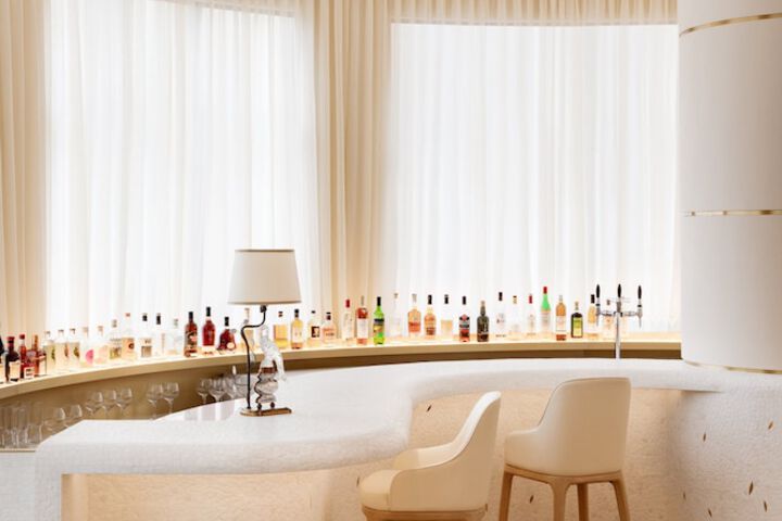 Lounge 72 of 82