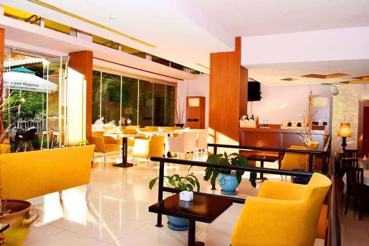 Lounge 42 of 55