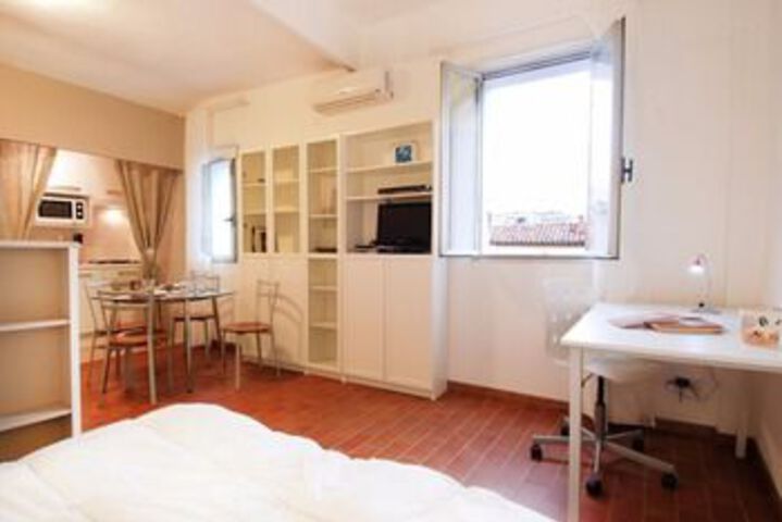 Room 4 of 8