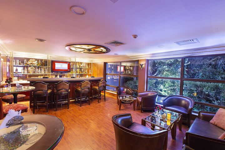 Lounge 38 of 45