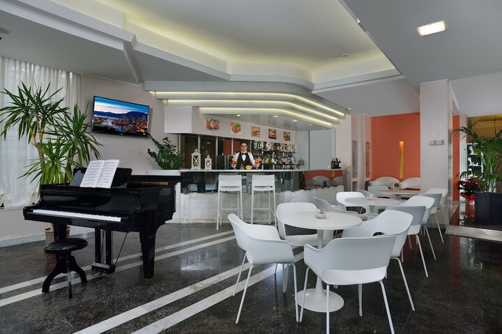 Lounge 28 of 34