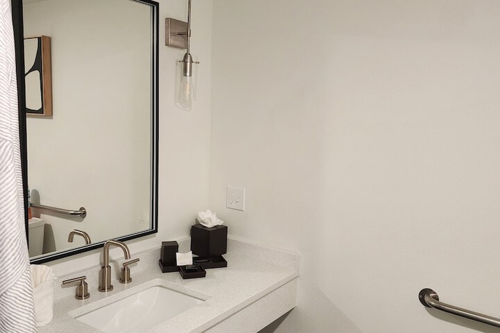 Room 70 of 81