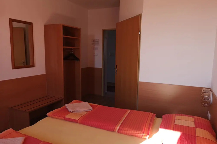 Room 2 of 28