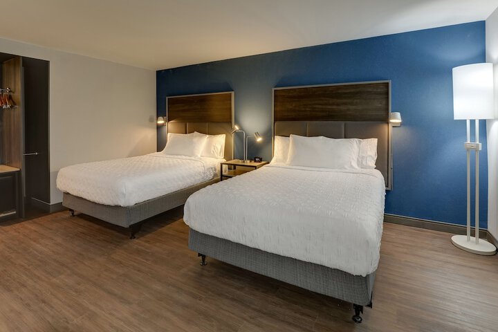 2 Queen Beds with Walk in Shower (6 of 14)