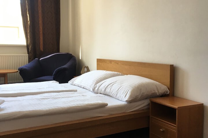 Room 8 of 106