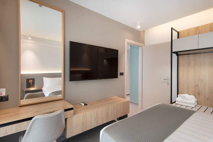 Room 8 of 106