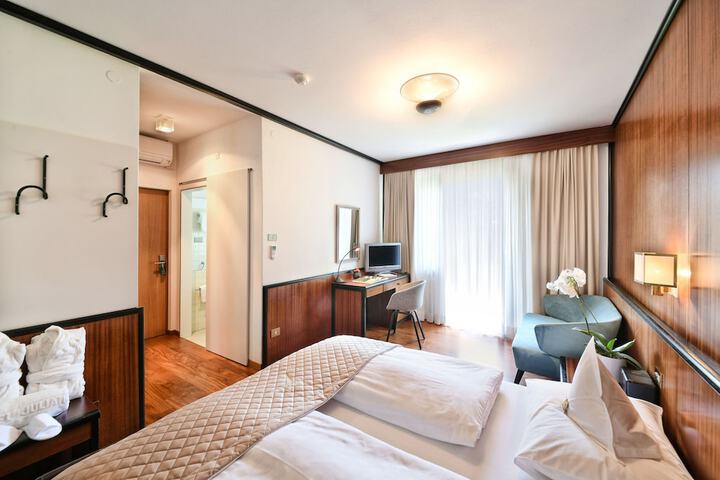 Room 12 of 46