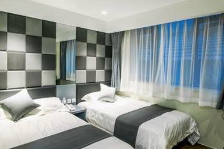 Room 4 of 16