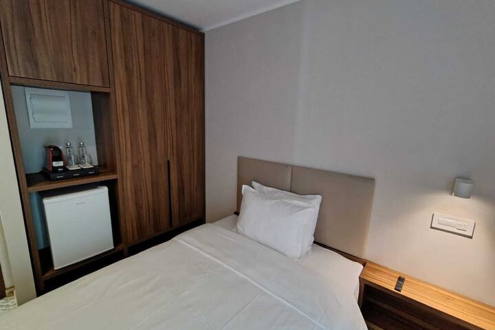 Room 13 of 36