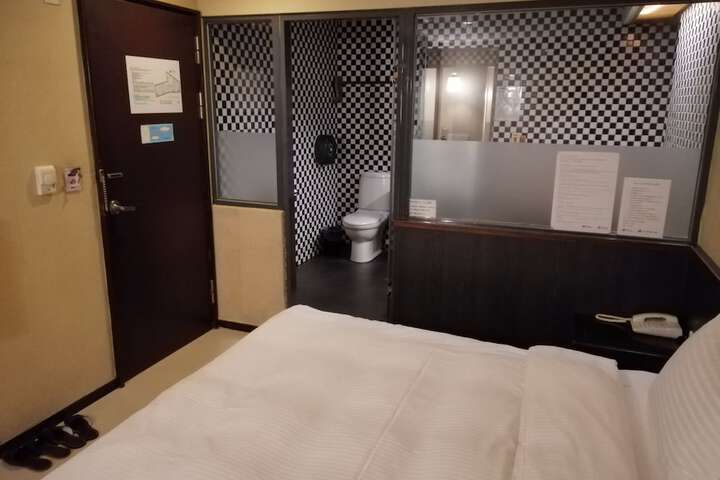 Room 7 of 106