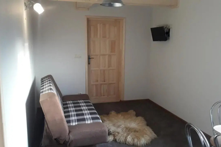 Room 4 of 9