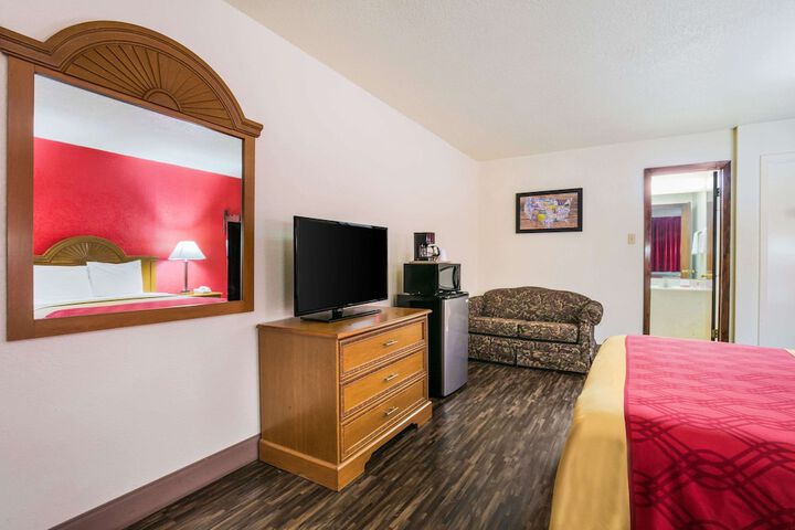 1 Queen Bed (2 of 7)