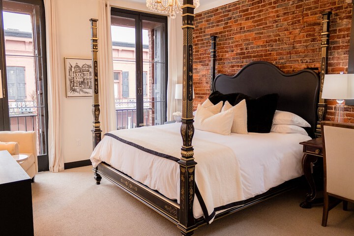 Deluxe Single Room 1 King Bed City View (3 of 30)