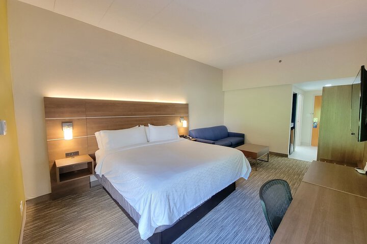 1 King Bed (3 of 11)