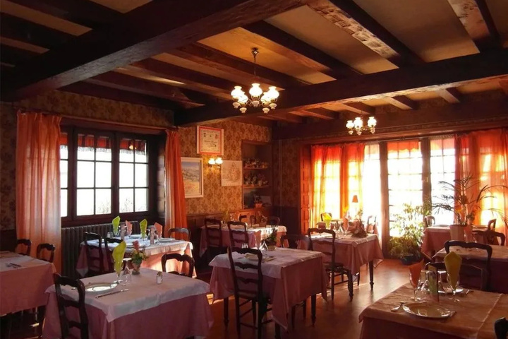 Dining 15 of 16