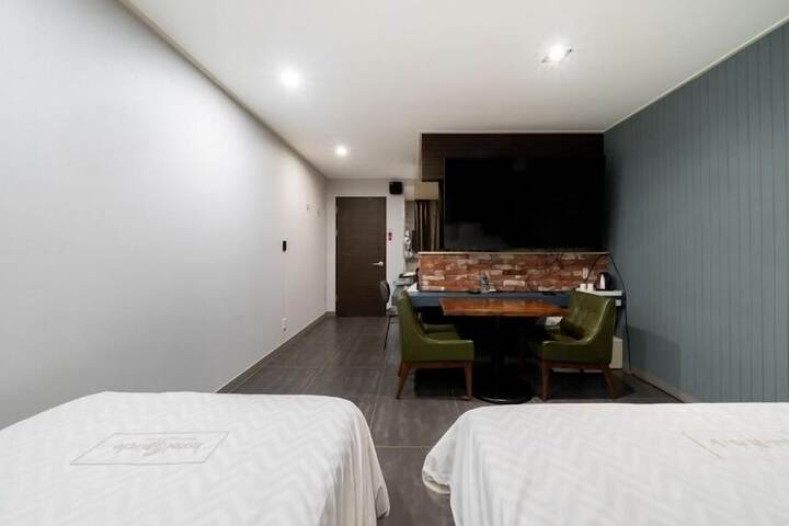 Room 10 of 17