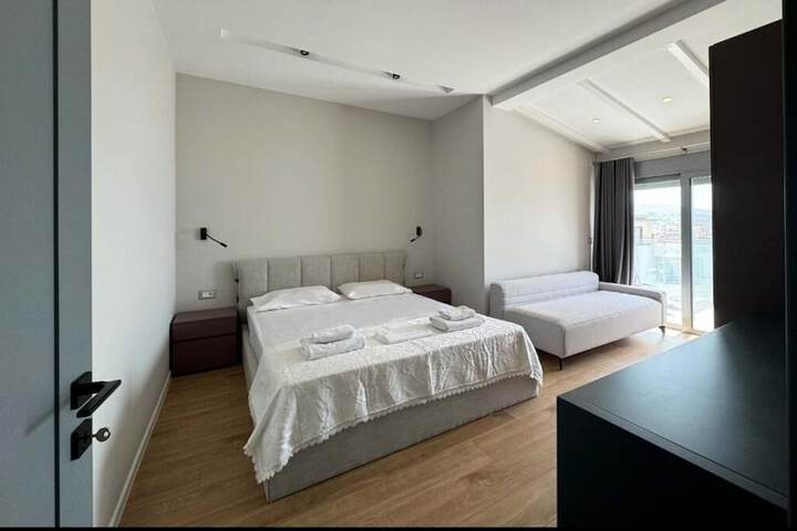 Room 4 of 48