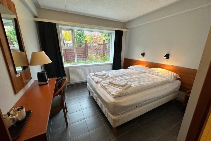 Room 4 of 16