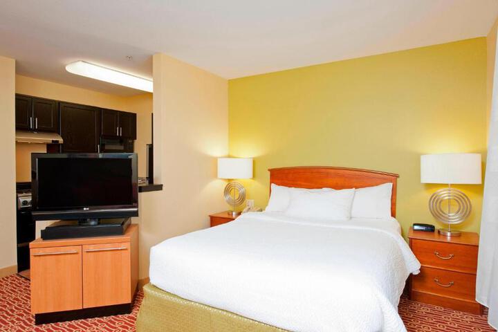 1 Queen Bed with Sofa Bed Accessible Efficiency (4 of 9)