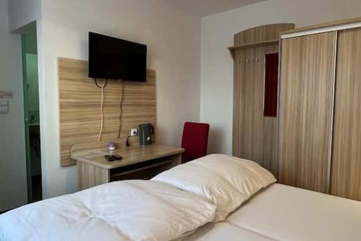 Room 5 of 16
