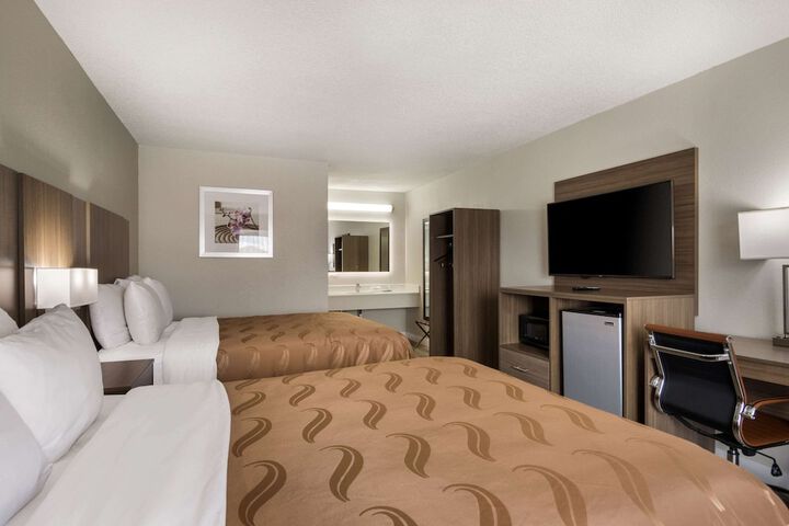 2 Queen Beds (2 of 8)
