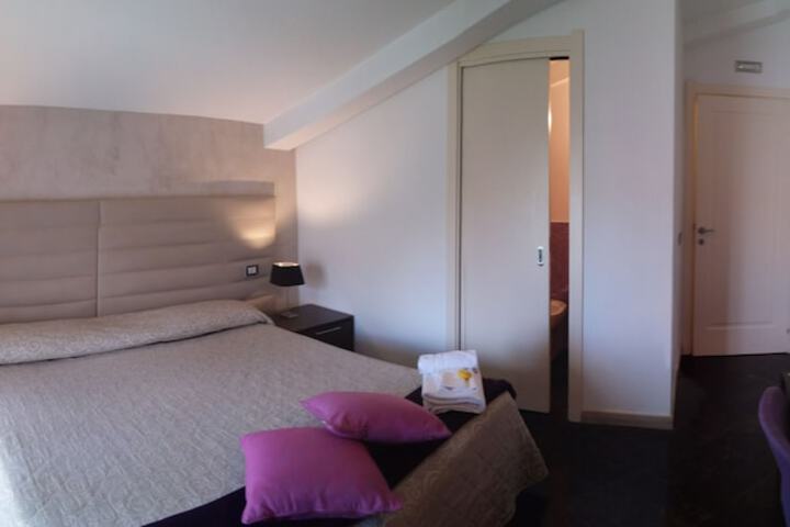 Room 9 of 96