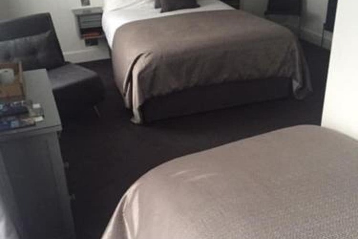 Room 32 of 76