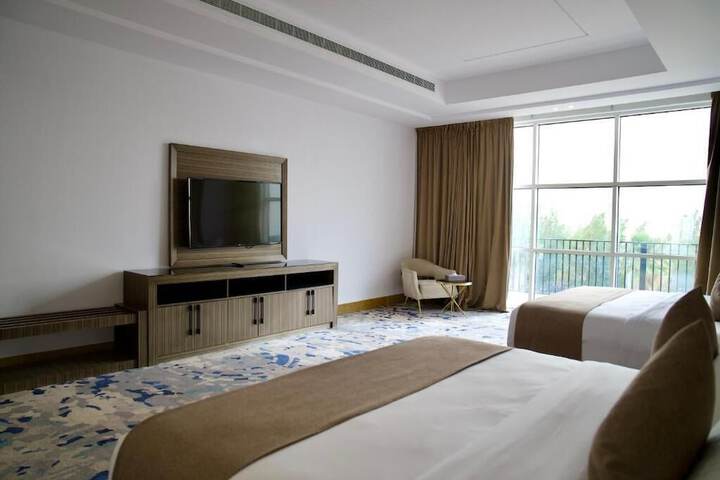 Room 33 of 100