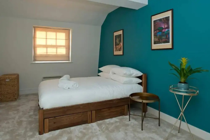 Room 6 of 18