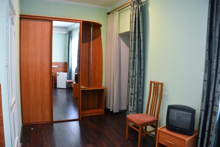 Room 13 of 19